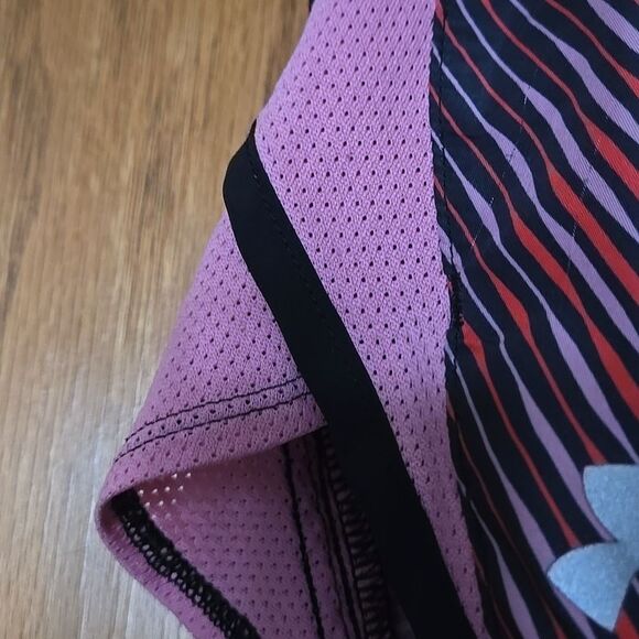 Under Armour Black Red Pink Athletic Shorts Small Womens Stripe Pattern Heatgear - Picture 5 of 13